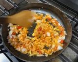 Hình bước làm 2 của món Cua tuyết xào cay 🦀