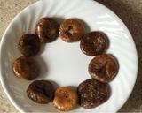 A picture of step 1 of Figs with white chocolate.