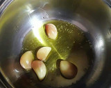 Foto del paso 1 de la receta: Patatas estofadas con ajos macerados, pimentón y hojas de salvia