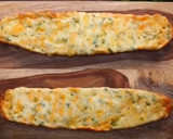 Foto del paso 3 de la receta: Pan de ajo y 4 quesos
