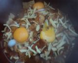 Foto del paso 4 de la receta: Otros chilaquiles de chiles secos, pollo, hoja santa, pulque y huevos estrellados