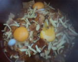 Foto del paso 4 de la receta: Otros chilaquiles de chiles secos, pollo, hoja santa, pulque y huevos estrellados