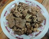 รูปขั้นตอนการทำที่ 5 ของ ตับผัดซีอิ๊วใส่หมูสับและเห็ดชิเมจิ