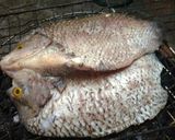 Foto langkah ke 5 dari resep Gurami bakar #berburu celemek cantik cookpad #.