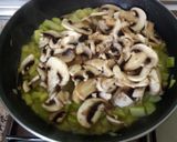 Foto del paso 3 de la receta: Espaguetis integrales con calabacín y champiñón