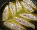 Foto del paso 4 de la receta: Caballa frita, lubina a la plancha y ensalada de tomates con queso fresco