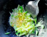 รูปขั้นตอนการทำที่ 3 ของ น้ำเต้าผัดไข่