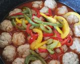 Foto del paso 9 de la receta Albóndigas en salsa de tomate con pimientos