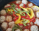 Foto del paso 9 de la receta: Albóndigas en salsa de tomate con pimientos