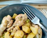 Foto del paso 7 de la receta: Pollo con patatas al vino blanco