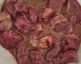 Une image de l'étape 1 de Nouilles sautées au boeuf et légumes à la sauce soja en cocotte.