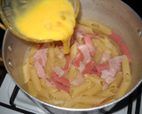 Foto del paso 6 de la receta: Fideos mostacholes con salchicha, huevo y jamón (One Pot Pasta)