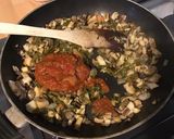 Une image de l'étape 6 de Champignons monstres farcis (oignon de roscoff,salicornes,sauce tomate maison,épices).