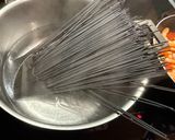 Tintahalas spagetti paradicsomszósszal, garnélával recept fázis 4 fotója