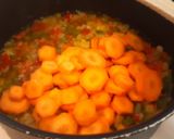 Foto del paso 2 de la receta: Estofado de pavo con verduras sobre cama de patatas al vino