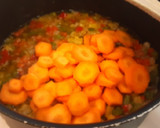 Foto del paso 2 de la receta: Estofado de pavo con verduras sobre cama de patatas al vino