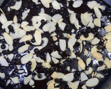 Foto langkah ke 5 dari resep Fudgy Brownies Choco Almond (Tips Agar Shiny Crush Keluar).