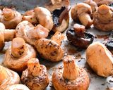 Hình bước làm 2 của món 🌱 Champignons de Paris grillés - Nấm Mỡ Nướng Lá Thơm Provence (Vegan)