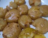 Foto del paso 4 de la receta: Papas chicas o papines a la provenzal (salteados y aplastados)