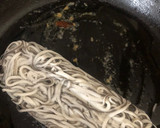Foto del paso 5 de la receta: Ensalada de gulas con gambas al ajillo