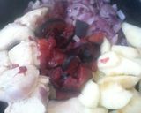 Foto del paso 1 de la receta: Pollo c/cebollas, ciruelas fresca y manzana verde. Receta original de @drlisandroromagnoli