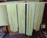 Foto del paso 5 de la receta: Tallarines caseros y moñitos para la sopa