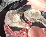 Foto del paso 2 de la receta: Chuletas de cerdo encebolladas