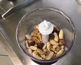 Une image de l'étape 1 de Pâte brisée épeautre, lait et fruits à coque.