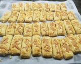 Foto langkah ke 5 dari resep Kaastengels Renyah tanpa telur.