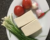 Hình bước làm 1 của món Đậu phụ sốt cà chua hành tam