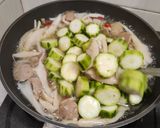 Foto langkah ke 4 dari resep Sup Oyong Jamur Tiram.