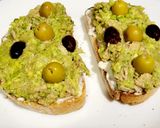 Foto del paso 5 de la receta: Montaditos de queso con crema de aguacate y atún