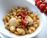 A picture of step 4 of Pasta pomodorini acciughe e mozzarelline.