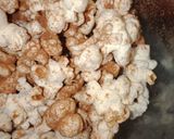 Foto langkah ke 5 dari resep Popcorn milo manis.