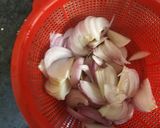 A picture of step 1 of Prawn curry with spring onion.