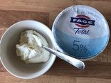 Yoghurt, honey and walnuts