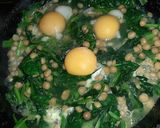 Foto del paso 3 de la receta: Salteado de espinacas con arvejas y huevos