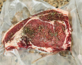 Foto del paso 1 de la receta: Entrecot a baja temperatura con trigueros y patatas (sous vide)🥩 🧈 🥔