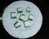 Foto del passaggio 9 della ricetta Bocconcini rinfrescanti al cetriolo con Certosa, pomodorini ed erba cipollina