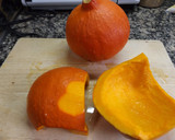 Foto del paso 1 de la receta: Crema de calabaza Hokkaido y cebolla blanca a las hierbas