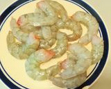 Foto del paso 2 de la receta Gulas con langostinos al ajillo