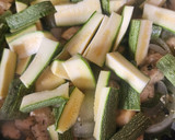 Foto del paso 3 de la receta: Pollo con rajas y calabazas en salsa verde