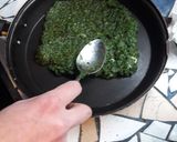 Foto del paso 5 de la receta: Omelette verde de espinaca, quinoa relleno de pollo y queso