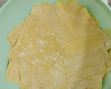 A picture of step 1 of Cinnamon banana wanton.