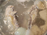Tamales de salsa verde con hojas de hierba santa