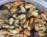 Foto langkah ke 1 dari resep Tumis kerang pedas manis.