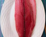 Foto del paso 1 de la receta: Bonito en salsa de dos tipos de cebollas, pimiento y azafrán