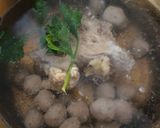 Foto langkah ke 2 dari resep Sop Bakso Tahu Jamur Wortel Berempah.
