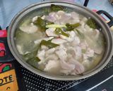 รูปขั้นตอนการทำที่ 2 ของ ต้มยำหมูใส่เห็ด