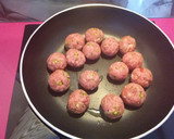 Foto del paso 4 de la receta: Bolitas de carne con queso en crema de espárragos